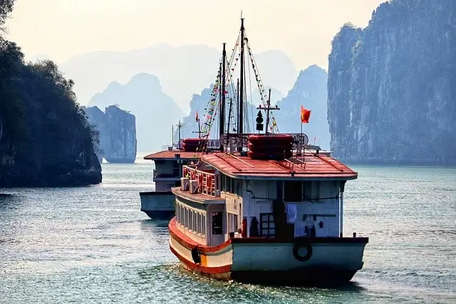 Halong_Bay_Cruise_Vietnam_Luxury_Tour_Packages