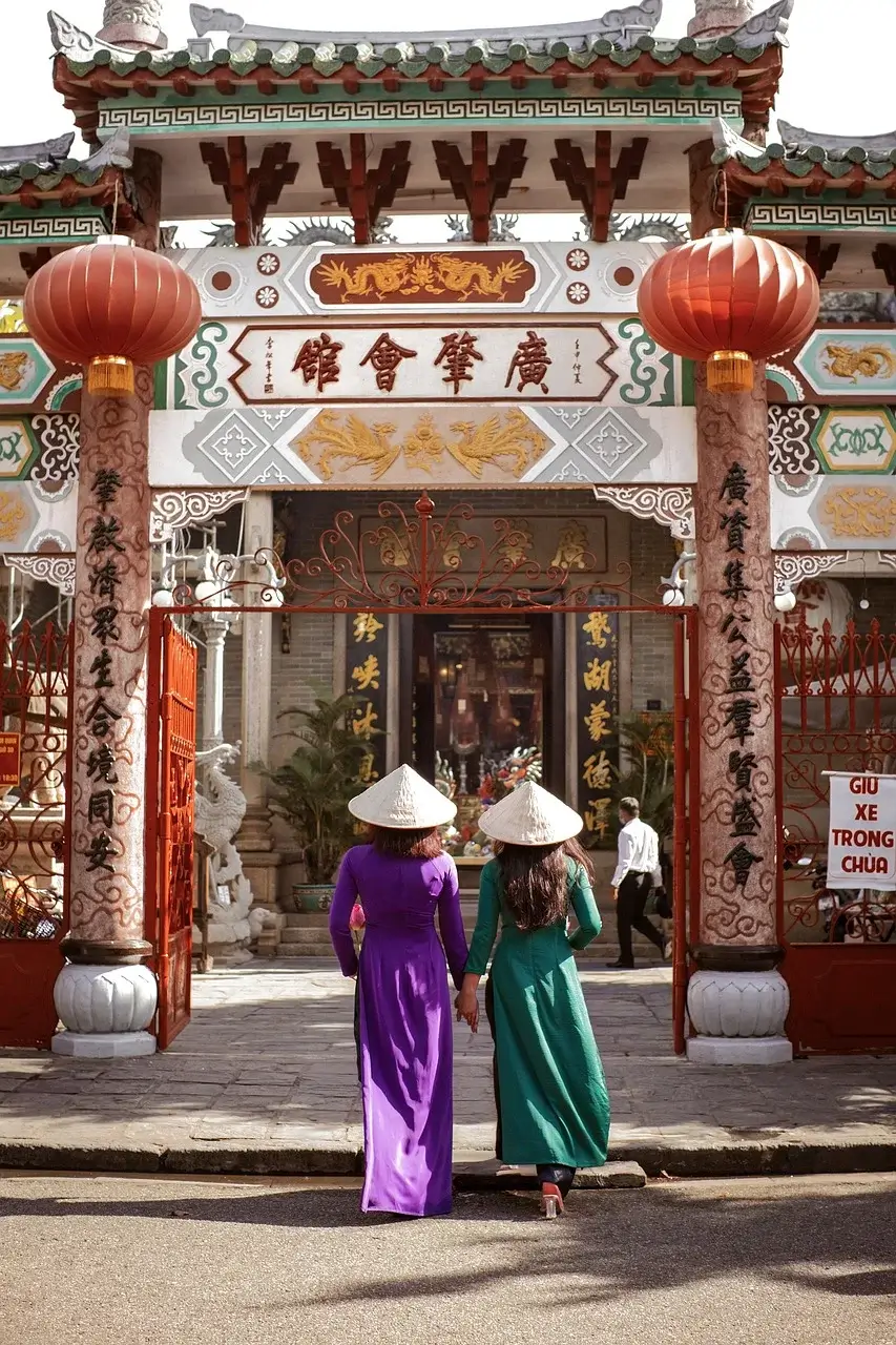 Pagoda_Temple_Women_Ao_Dai_Luxury_Escapes_Vietnam_Tour